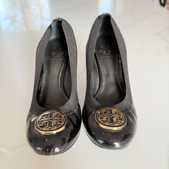 Tory Burch Caroline Patent Pumps with Gold Logo - 6.5 - Picture 2 of 6